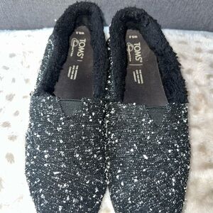 TOMS Women's Textured Black and White Loafers